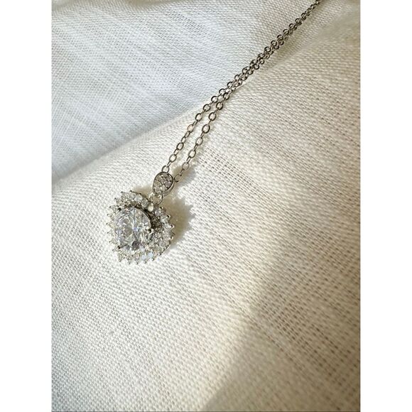 Super sparkly cubic zirconia round cut heart shaped pendant necklace - Picture 4 of 10